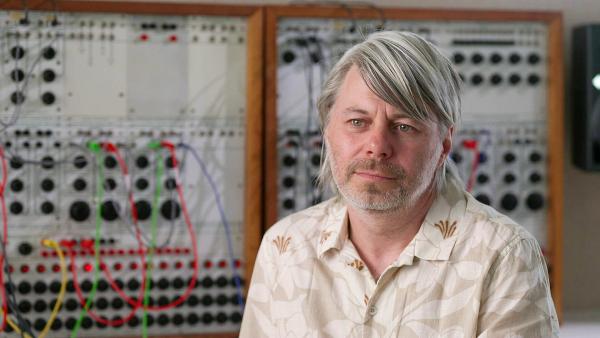 Bild 1 von 7: Im Bild: Der Klangku¨nstler Gammon arbeitet mit Ernst Kreneks Original-Synthesizer.