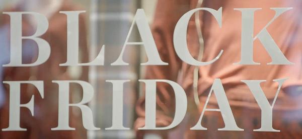 Bild 1 von 5: Im Bild: Der Black Friday im November lockt mit Sonderangeboten.