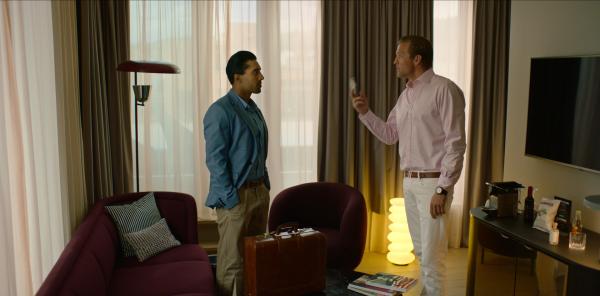 Bild 1 von 3: Nach einer Bettgeschichte in Mosambik plagt Henrik (Tobias Santelmann, r.) die Ungewissheit. Er beauftragt einen Arzt (Ravdeep Singh Bajwa, l.) damit, ihn auf HIV zu testen.