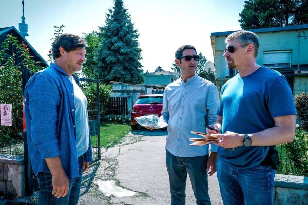 Bild 1 von 16: Im Bild (v.li.): Harald Windisch (Gernot Polmer), Andreas Kiendl (Klaus Lechner), Martin Gruber (Max Herzog).