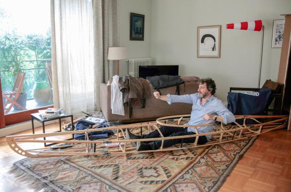 Bild 1 von 6: Der alltagsmüde Grafikdesigner und Flugzeugfan Michel (Bruno Podalydès) gibt sich voll und ganz seinem neuem Projekt hin: dem Bau eines Kajaks!