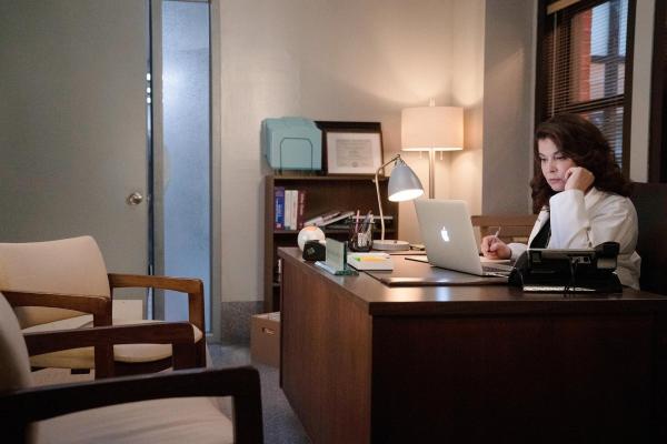 Bild 1 von 33: Im Bild: Annabella Sciorra (Dr. Romy Morales).
