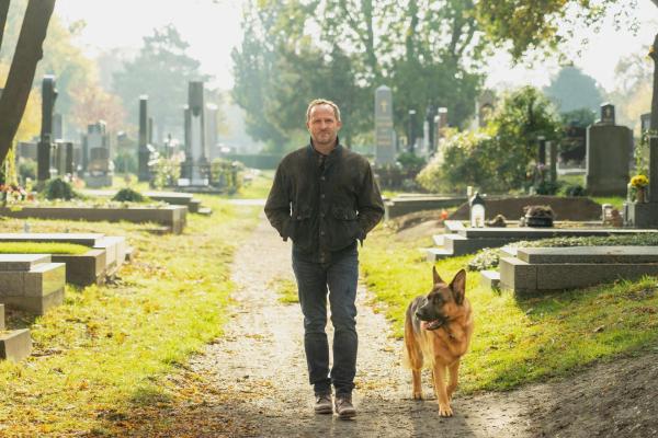 Bild 1 von 13: Max Steiner (Maximilian Brückner, l.); Rex (r.)