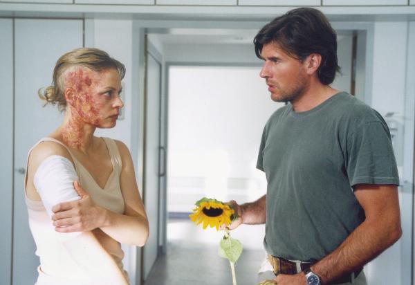 Bild 1 von 4: Max (Daniel Morgenroth) besucht seine Frau Kim Joosten (Susanna Simon) im Krankenhaus, die nach einem Grillunfall schwere Verbrennungen erlitten hat.