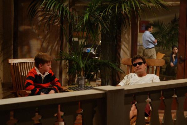 Bild 1 von 11: Charlie (Charlie Sheen, r.), Junggeselle und Frauenheld mit gutem Einkommen, lebt ein angenehmes Leben in seinem Haus am Meer. Damit ist es bald vorbei, als sein Bruder Alan mit Sohn Jake (Angus T. Jones, l.) bei ihm einzieht ...