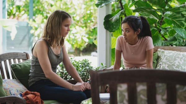 Bild 1 von 5: Laura (Clara Rugaard, li.) mit ihrer Freundin Chloe (Lyrica Okano)