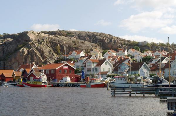 Bild 1 von 4: Der Ort Fjällbacka gilt als einer der schönsten der schwedischen Nordseeküste. Der rund 74 Meter hohe Vetteberg prägt das Ortsbild.