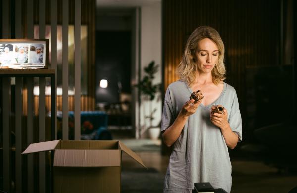 Bild 1 von 4: In tiefer Trauer und Fassungslosigkeit: Sonja Wintersperger (Ursina Lardi), die mit ihrer neuen Situation zurechtkommen muss. Ihr Mann Thomas (Ulrich Tukur) hat sich zunächst an die Ostsee verabschiedet, ihre gemeinsame Tochter kam bei einem Flugzeugabsturz über der Ostsee ums Leben.