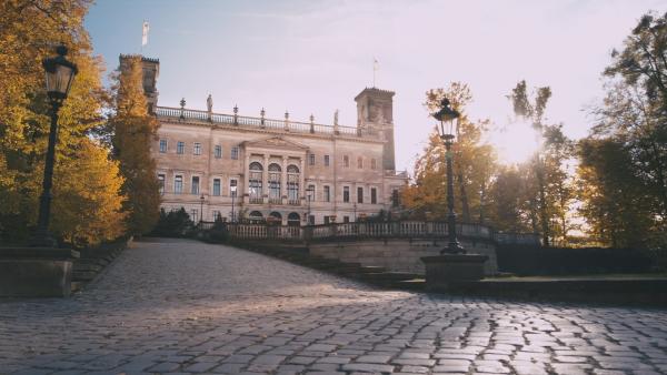 Bild 1 von 4: Schloss Albrechtsberg am Elbufer in Dresden. 1854 erbaut für Prinz Albrecht von Preußen, erfährt der Bau 1951 eine neue Bestimmung: als erster Pionierpalast der DDR.