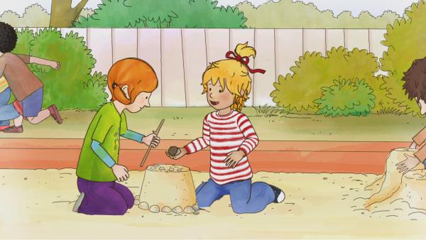 Bild 1 von 3: Conni (r.) und ihre Freundin Anna (l.) treffen sich auf dem Spielplatz, um ihre neuesten Geheimnisse auszutauschen.