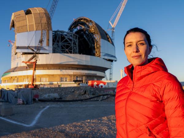 Bild 1 von 6: Hannah Emde an der Baustelle des größten optischen Teleskops der Welt, dem Extremely Large Telescope (ELT). Es steht mitten in der Atacama Wüste.