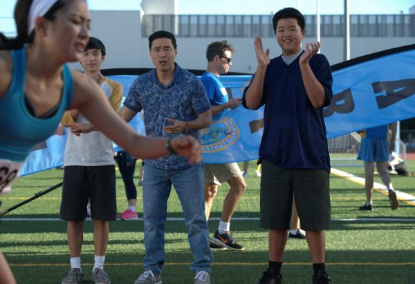 Bild 1 von 18: (v.l.n.r.) Jessica Huang (Constance Wu); Emery Huang (Forrest Wheeler); Louis Huang (Randall Park); Eddie Huang (Hudson Yang)