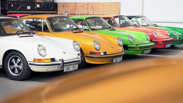 Bild 1 von 2: Rund 500 historische Porsche-Autos warten in Manfred Herings Manufaktur auf eine Restauration.