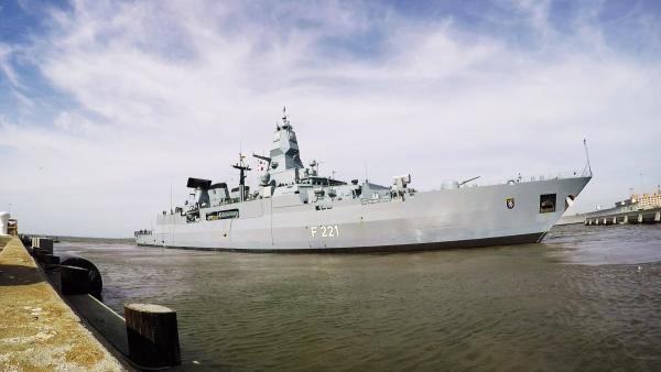 Bild 1 von 3: Die Fregatte Hessen mit der Kennung F 221 wurde von den Nordseewerken in Emden gebaut und 2005 fertiggestellt.