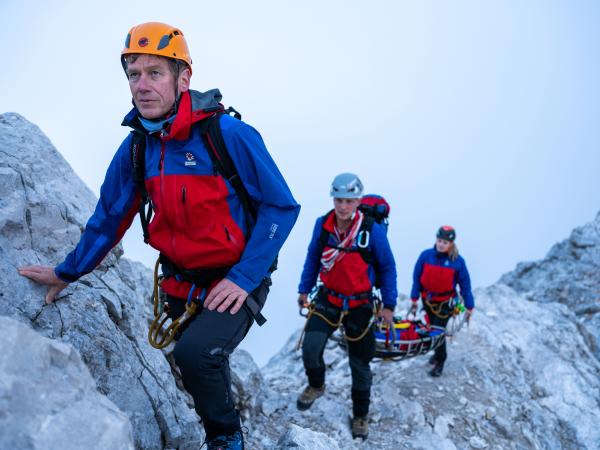 Bild 1 von 28: Von links: Willi Kraus, Franz Dörfler und Magdalena Buchwieser am Jubiläumsgrat der Zugspitze, Bergwacht Grainau.