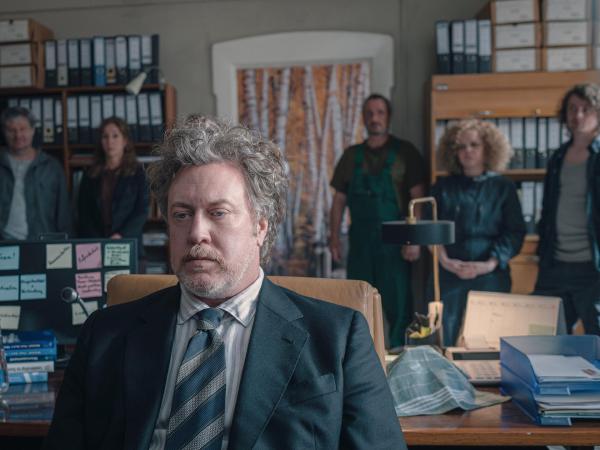 Bild 1 von 7: Im Bild (v.li.): Harald Windisch (Werner), Ulrike C. Tscharre (Kornelia), Nicholas Ofczarek (Heli Wondratschek), Gerhard Greiner (Fred), Sarah Viktoria Frick (Adriana), Nikolai Baar-Baarenfels (Daniel).