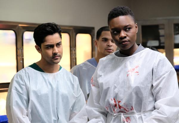 Bild 1 von 17: Dr. Devon Pravesh (Manish Dayal, l.); Dr. Mina Okafor (Shaunette Renée Wilson, r.)