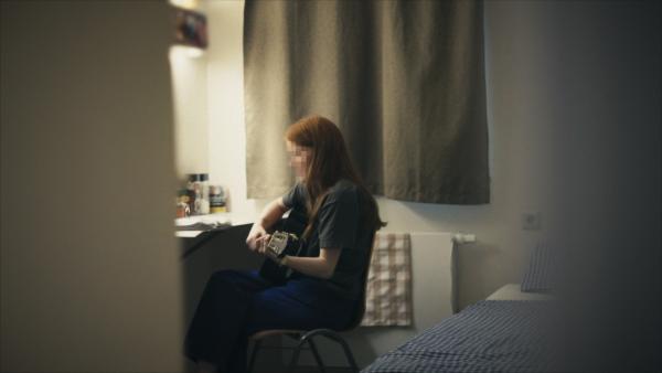 Bild 1 von 9: Inhaftierte Emmi (19) bringt sich selbst Gitarre spielen bei.