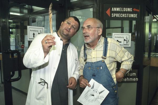 Bild 1 von 3: Mit Hilfe der gefundenen Feder erkennt der Tierarzt (Aykut Kayacik, l.), dass der \