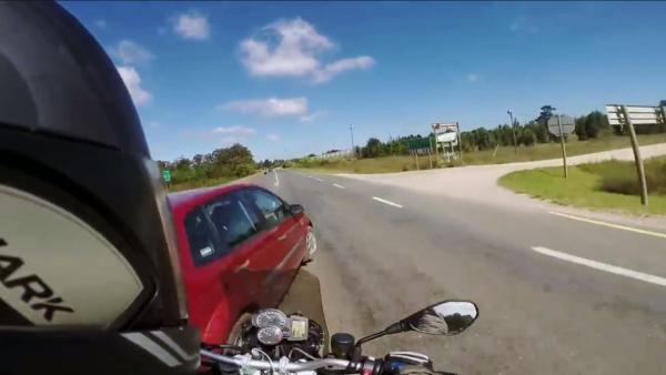 Bild 1 von 3: Auch dieses haarsträubende Überholmanöver wurde von einer Kamera festgehalten. Kann der Motorradfahrer noch rechtzeitig abbremsen?