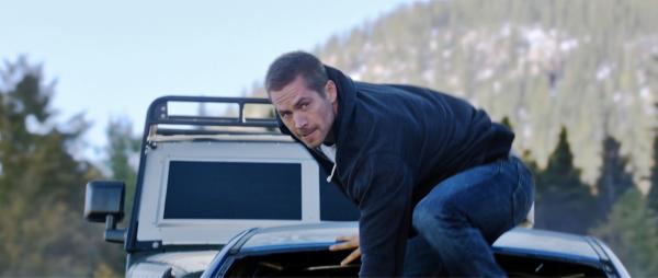 Bild 1 von 3: Brian (PAUL WALKER) makes his move in Furious 7.  Continuing the global exploits in the unstoppable franchise built on speed, James Wan directs this chapter of the hugely successful series.
