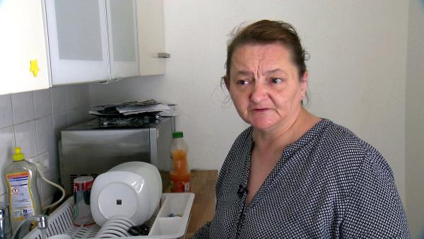 Bild 1 von 4: Monika (51) ärgert sich, weil das Jobcenter monatlich hohe Stromabschläge von ihrem Bürgergeld einbehält. Nun hofft sie auf eine Nachzahlung, die auf Grundlage des letzten Jahresverbrauchs berechnet werden soll.