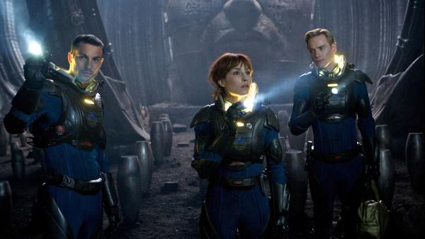 Bild 1 von 5: Charlie (Logan Marshall-Green, li), Elizabeth (Noomi Rapace) und David (Michael Fassbender) erfoschen ferne Planeten