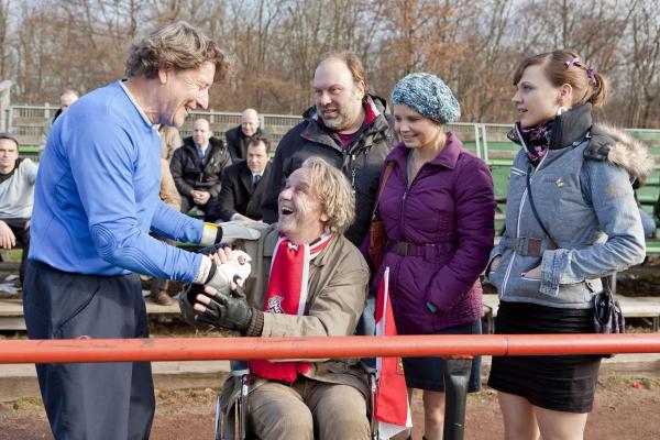 Bild 1 von 22: Als das Bänker-Team schummelt und einen brasilianischen Fußballspieler einsetzt, tritt Kurt auf den Plan und lässt seine alten FC-Verbindungen spielen. Danni (Annette Frier, 2.v.r.), Bea (Nadja Becker, r.) und Silvio (Waldemar Kobus, M.) sind begeistert, als sie Toni Schumacher (Toni Schumacher, l.) am Spielfeld antreffen ...