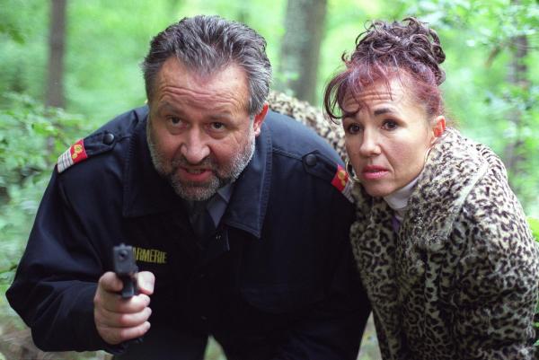 Bild 1 von 7: Im Bild: Anita und Gustl Rauscher hören etwas im Wald (v.li.: Ludwig Dornauer, Susa Juhasz).
