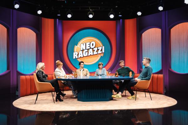 Bild 1 von 10: Sophie Passmann (2.v.l.) und Tommi Schmitt (2.v.r.) mit den Gästen von \