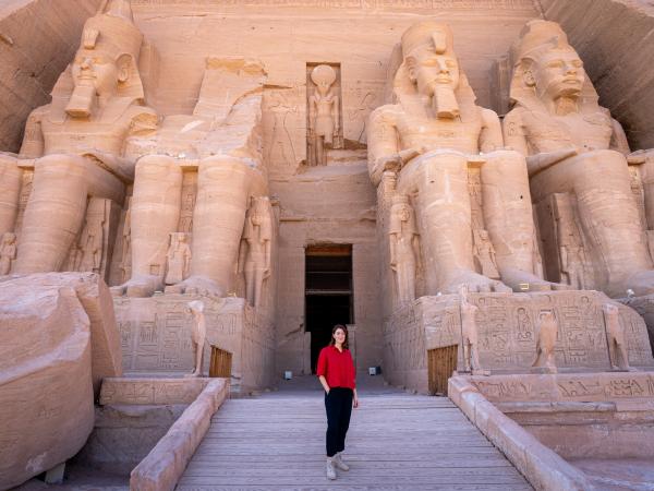 Bild 1 von 10: Hannah Emde am Portal von Abu Simbel. Vier gigantische Figuren von König Ramses II. zieren den Eingang des Tempels. Die Geschichte des Tempels zeugt von den dramatischen Umwälzungen in Ägypten.