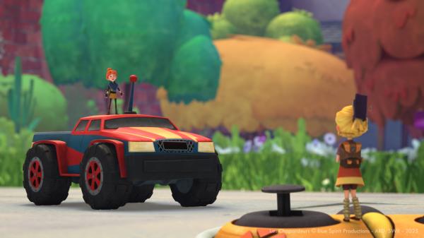 Bild 1 von 3: Yuna soll Arrietty auf einem ferngesteuerten Auto durch den Garten fahren.