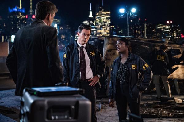 Bild 1 von 17: Special Agent Stuart Scola (John Boyd, l.); Kristen Chazal (Ebonée Noel, r.)