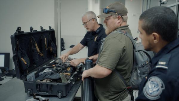 Bild 1 von 3: Bei der Kontrolle von Jagd-Touristen sorgen ungewöhnliche Waffen bei den Sicherheitsbeamten für Aufsehen.