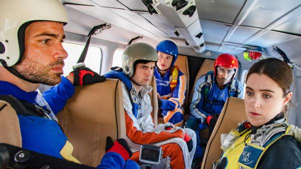 Bild 1 von 1: Im Bild (v.li.): Ben Starr (Chad Burinsky), Andrew Leung (Laurence Terry), Jessica Clark (Alessa Park), Akshay Kumar (Zach Ogilvy), Lucy Griffiths (Katie Kellar).
