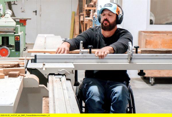 Bild 1 von 6: Patrick Minrath arbeitet in seinem alten Betrieb wieder als Schreiner.