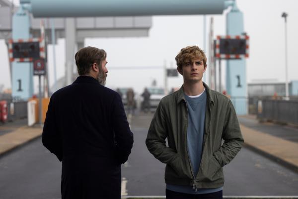 Bild 1 von 3: Zwischen Alex (Otto Farrant, r.) und Mr. Blunt (Stephen Dillane, l.) kommt es zur Aussprache - dabei werden die wahren Hintergründe zum Tod von Alex Vater offenbart.