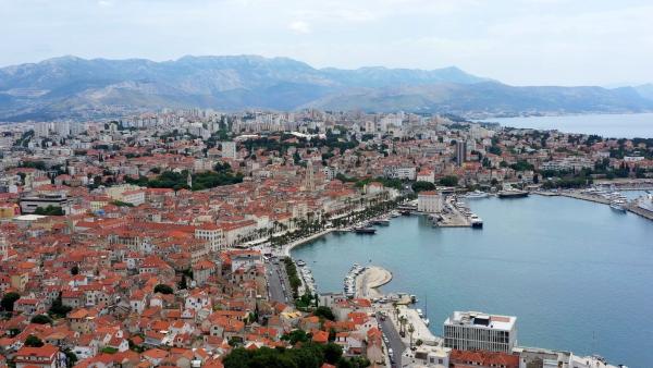 Bild 1 von 4: Quirlige Hafenstadt mit großer Historie: In Split ist Geschichte allgegenwärtig.