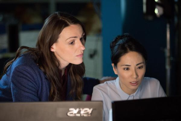 Bild 1 von 8: DC Rachel Bailey (Suranne Jones, l.); DC Anna Ram (Jing Lusi, r.)
