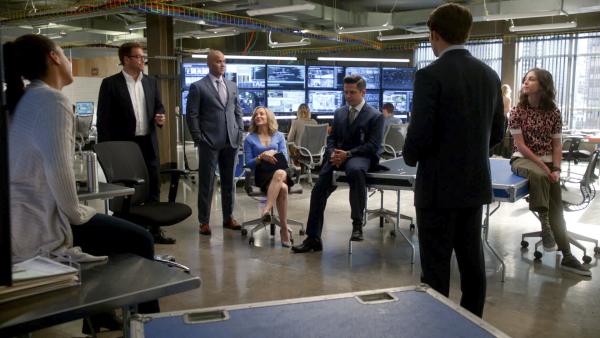 Bild 1 von 8: (v.l.n.r.) Danny James (Jaime Lee Kirchner); Dr. Jason Bull (Michael Weatherly); Chunk Palmer (Chris Jackson); Marissa Morgan (Geneva Carr); Benny Colón (Freddy Rodríguez); Cable McCrory (Annabelle Attanasio)
