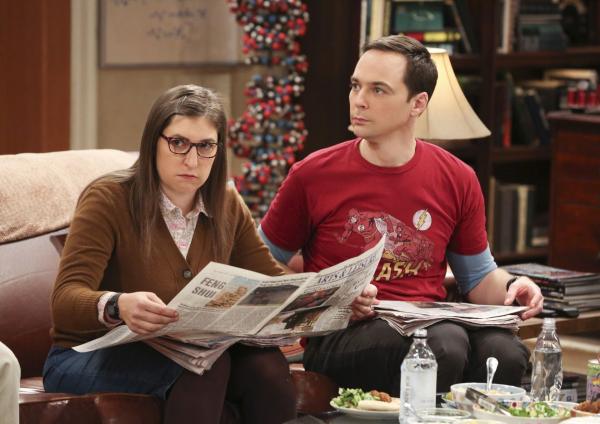 Bild 1 von 20: Amy (Mayim Bialik, l.) gibt Sheldon (Jim Parsons, r.) den Tipp, sich neu auszurichten, als er einfach kein interessantes wissenschaftliches Thema zu finden scheint. Kann das gutgehen?