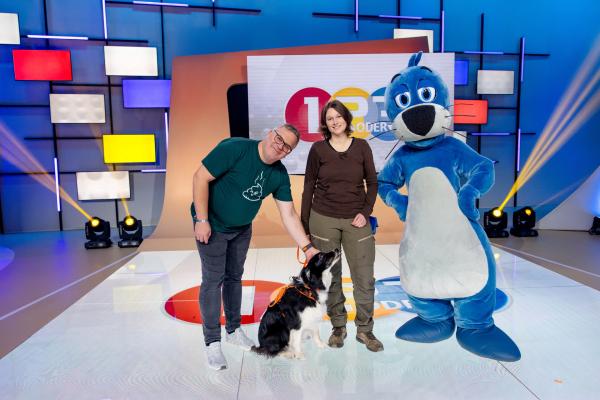 Bild 1 von 3: Ökologin Dr. Annegret Grimm-Seyfarth (M.) ist mit ihrem Artenspürhund Zammy zu Gast im Studio bei Elton (l.) und Piet Flosse (r.).