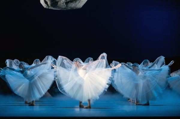 Bild 1 von 3: Das romantische Ballett ?Giselle? vereint zarte Spitzentanz-Kunst mit einer packenden Geistergeschichte.