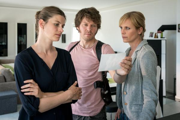 Bild 1 von 5: (v.l.n.r.) Nina Armbruster (Alexandra Gottschlich); Tom Kowalski (Steffen Schroeder); Ina Zimmermann (Melanie Marschke)
