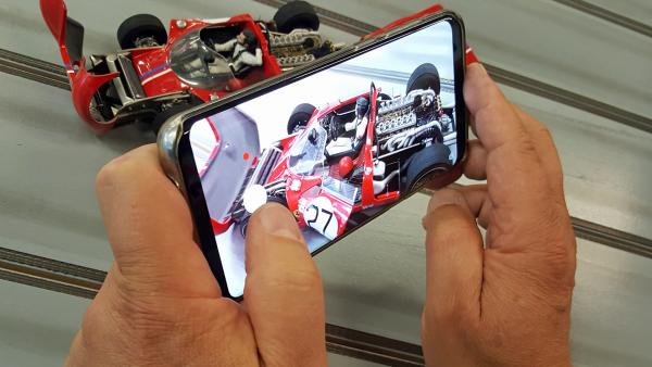 Bild 1 von 4: Die Miniaturautos werden nach dem Prinzip der Carrera-Bahn auch bei Rennen eingesetzt.
