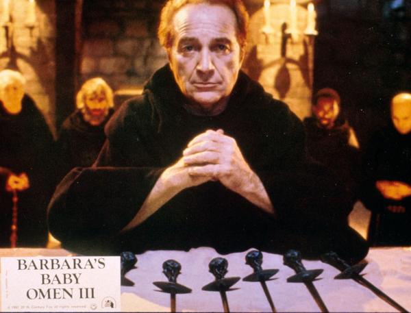 Bild 1 von 5: Pater De Carlo (Rossano Brazzi) und sechs weitere Mönche machen sich auf den Weg nach England, um Satans Sohn mit heiligen Dolchen zu töten ...