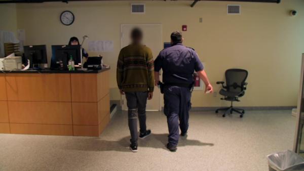 Bild 1 von 2: Ein junger Dominikaner sucht nach langer Flucht Schutz in den USA - Grenzbeamte hören seine Geschichte.