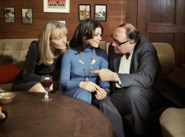 Bild 1 von 1: Willi (Heinz Erhardt) erklärt seinen beiden Töchtern Constanze (Hannelore Elsner, Mitte) und Agnes (Claudia Butenuth), dass sie schleunigst heiraten müssen.