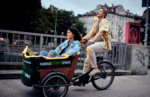Bild 1 von 4: Gegensätze ziehen sich an: Julika (Lucie Heinze) und Konstantin (Golo Euler).