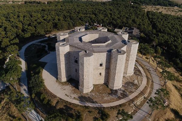 Bild 1 von 3: Castel del Monte (Apulien, Italien) - Prunkstück der mittelalterlichen Architektur und Wohnsitz Friedrichs II.